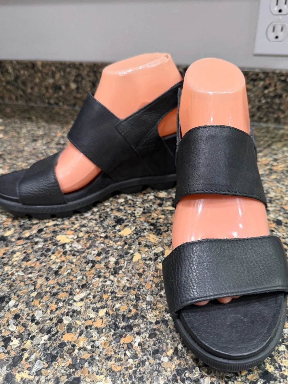 Women's sorel joanie Black Leather Wedge Sandal 8.5